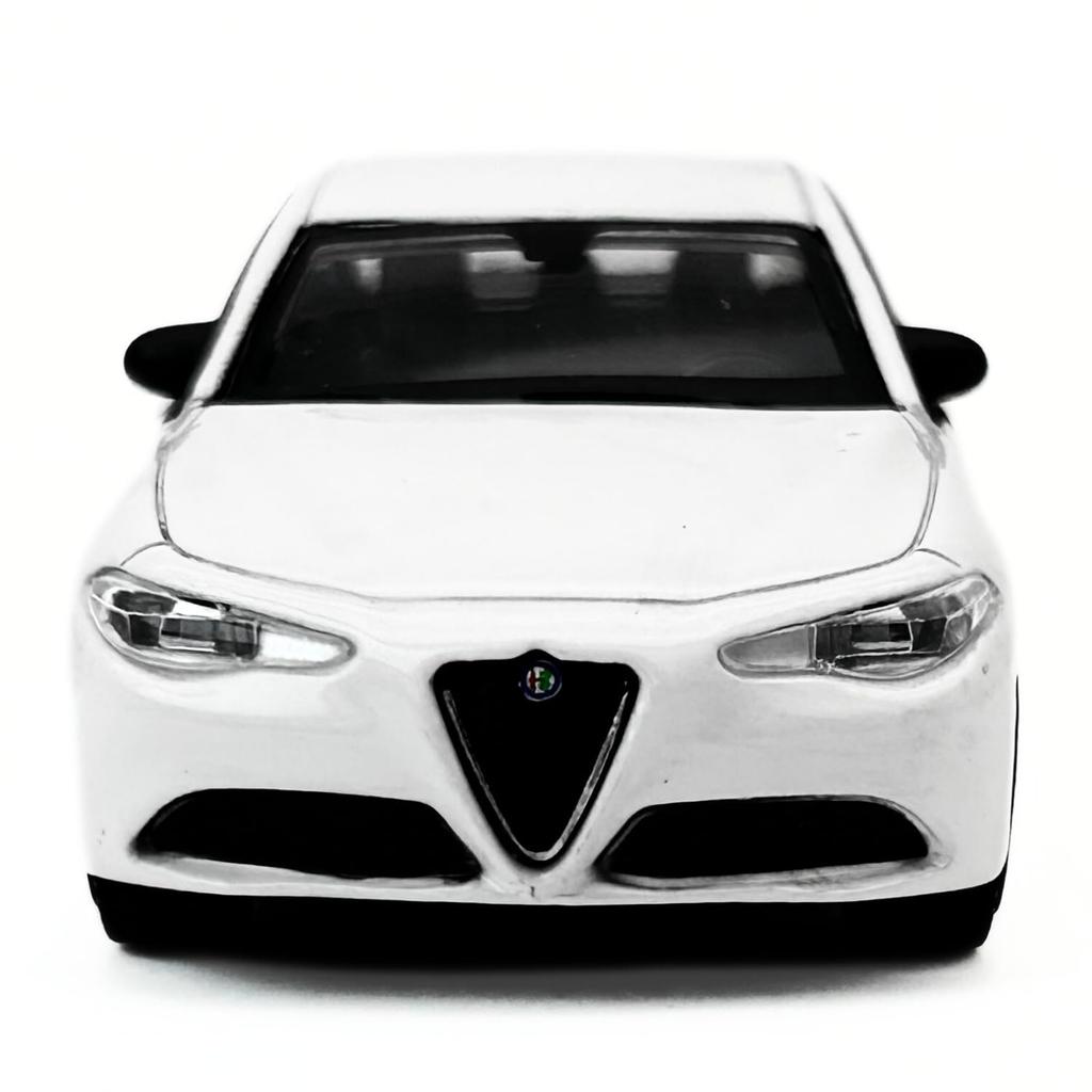 Bburago Alfa Romeo Giulia 1/43 Scale Diecast Model Car ALFA ROMEO GIULIA 2016 (White)