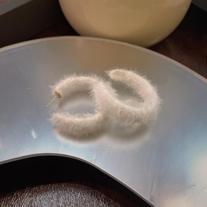 Plush Hoop Earrings for Women Furry White Round Hoop Geometric Statement Earrings Jewelry for Wedding Party Winter Jewelry