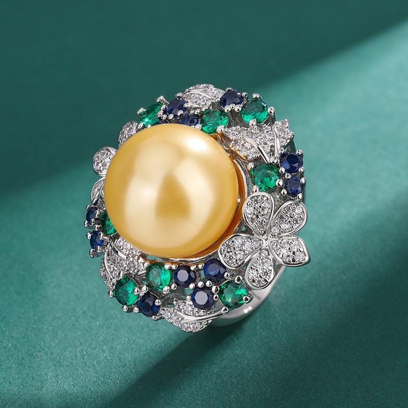 

Серьги Fritillary Pearl, кольцо Julianne Peacock Emerald Flower Pearl, ожерелье с подвеской Baroque Shell Bubbles