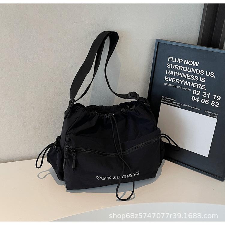 Large-capacity messenger bag women's new light and lazy simple commuter drawstring bundle tote bag casual shoulder bag