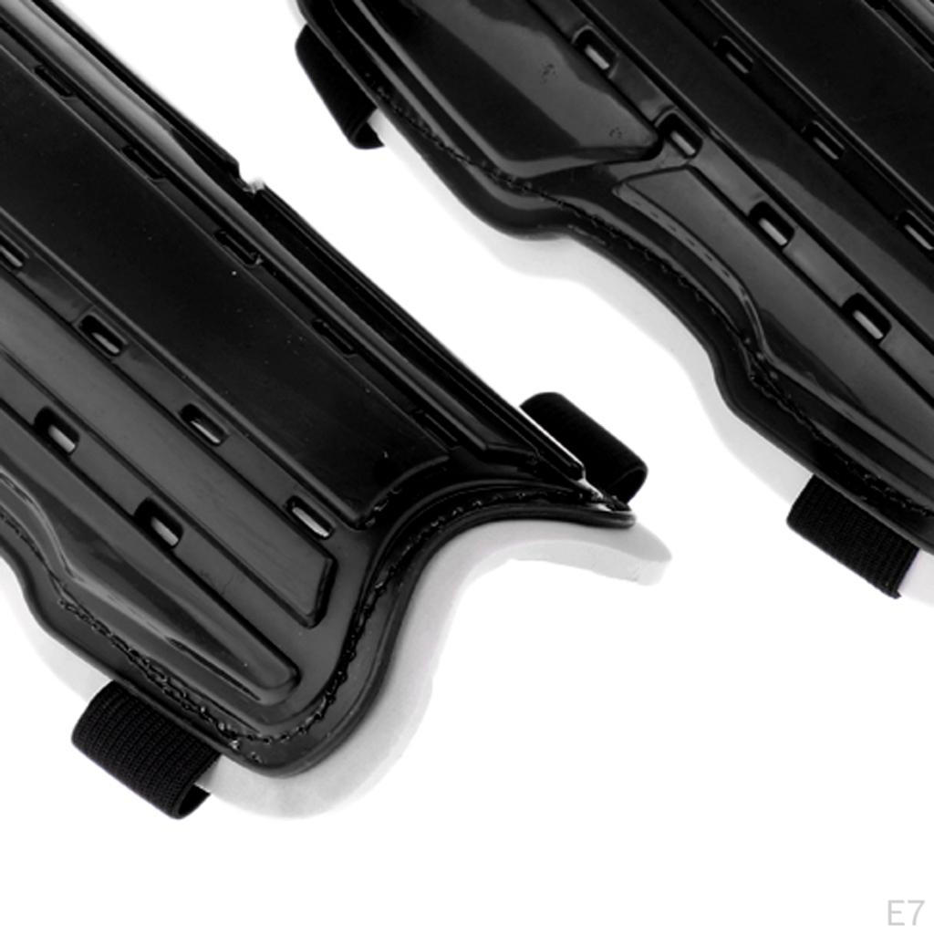 Schienbeinschoner und verstellbare Fußballriemen