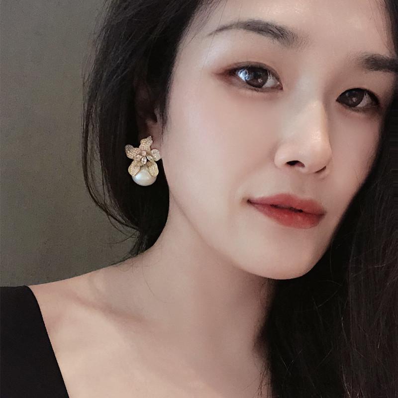 S925 Silver Needle Lily Earrings: Luxurious Pearls & Sparkling Diamonds for Women.