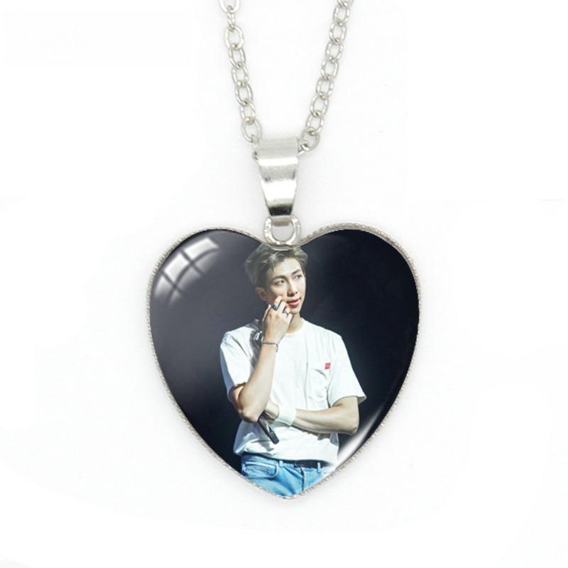 Collana con Ciondolo a Cuore BTS, Collana con Cabochon in Vetro Foto di Gruppo Uniforme Scolastica Bangtan Boys, Gioiello Regalo per Fan Kpop ARMY
