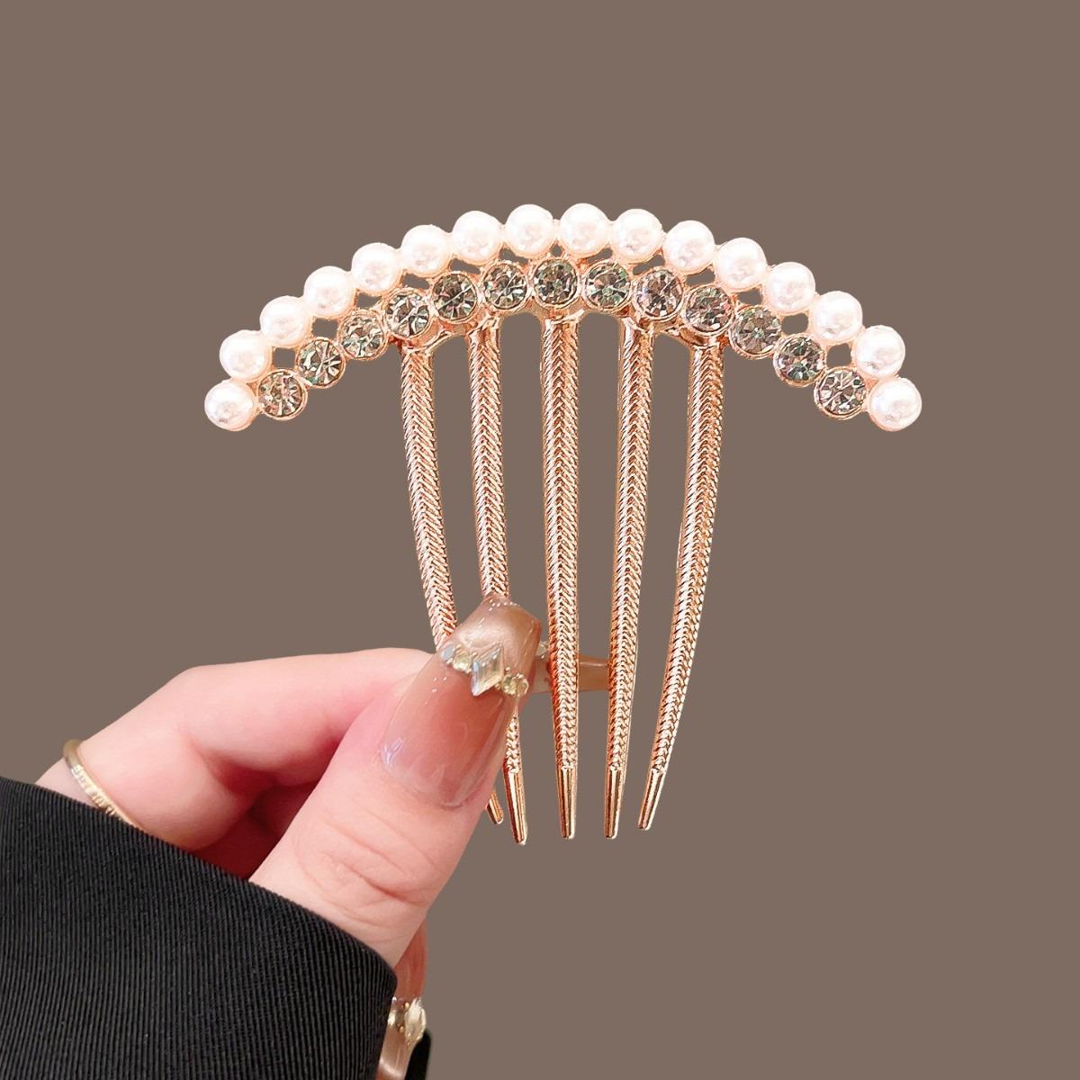 

Exquisite and eye-catching fan-shaped hairpin paired with water diamonds to create a gorgeous look and unlock elegant hairstyles