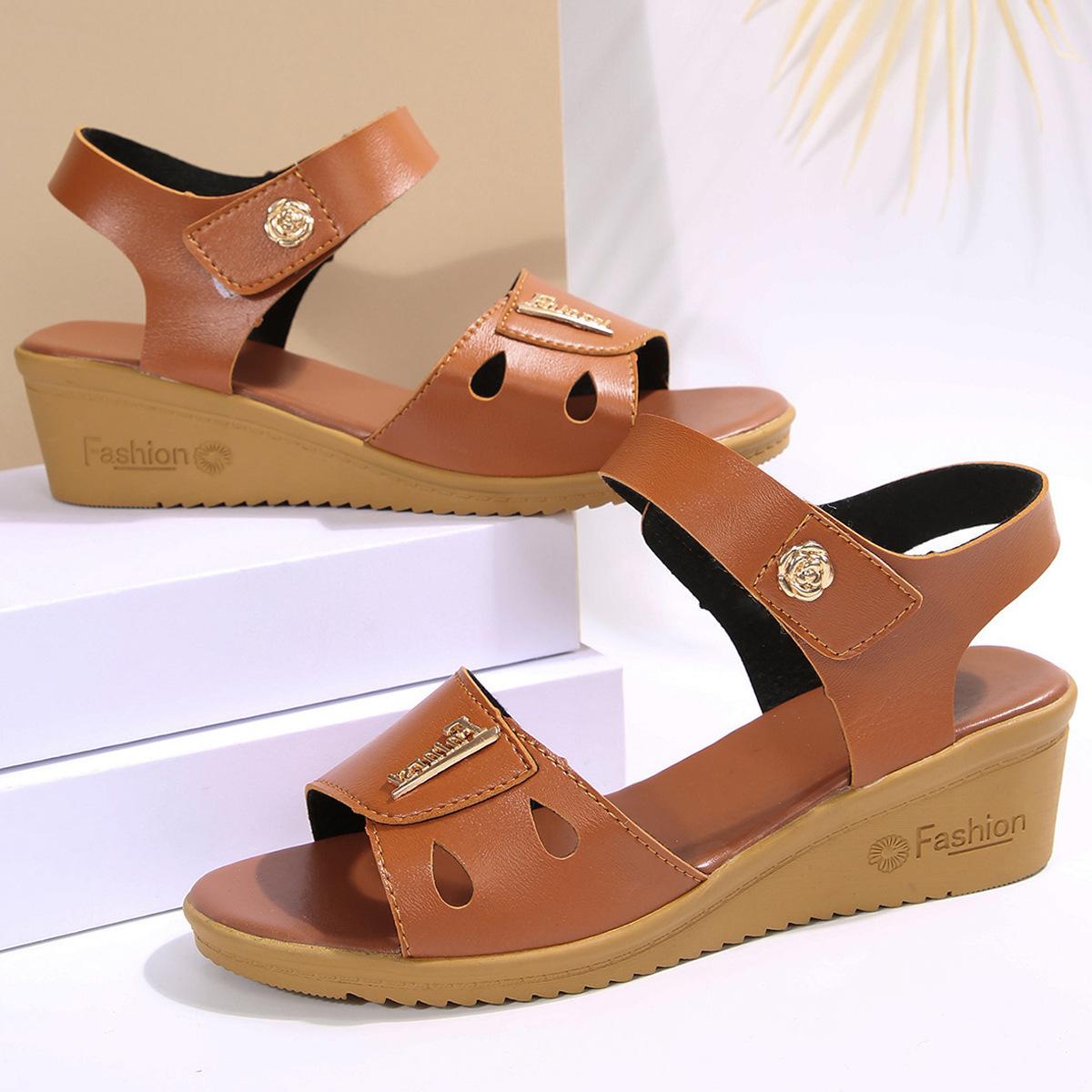 

2025 новая летняя мода сандалии на танкетке женские универсальные для улицы нескользящие туфли для мамы с открытым носком пляжные сандалии 43 коричневый