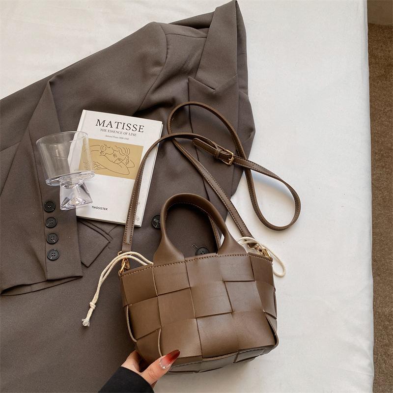 

Плетеная портативная сумка-ведро, женская новая высококлассная модная сумка-корзина для овощей, на плечо, кроссбоди.