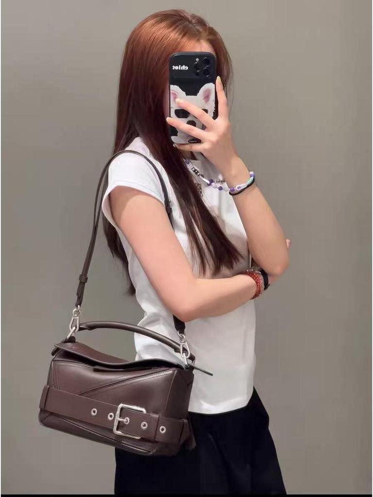 Damen Crossbody-Tasche aus echtem Leder mit geometrischem Patchwork und Biker-Stil Gürtelschnalle