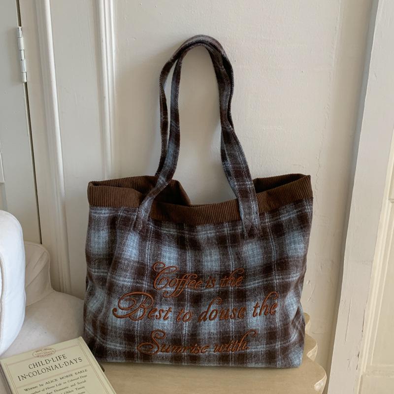 

Retro Plaid Tote Bag: Lightweight, Versatile, and Perfect for Autumn/Winter Commutes. синій