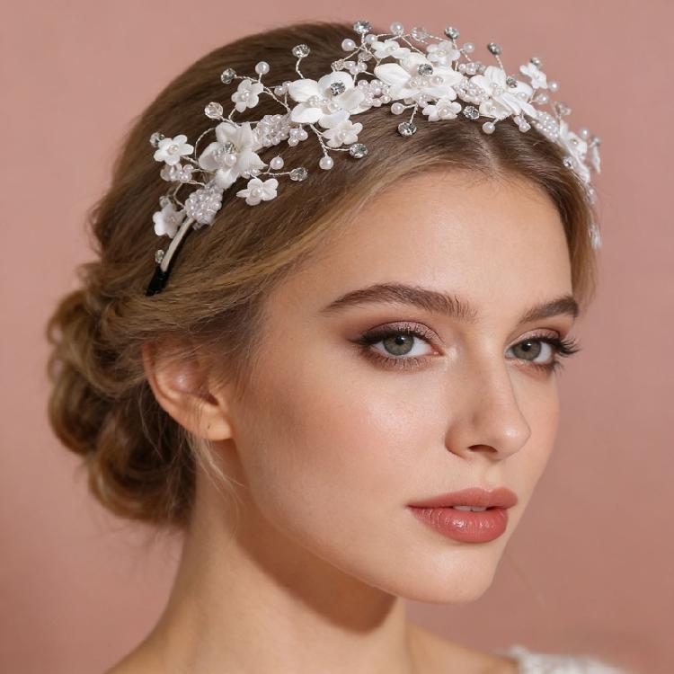 Elegantes Haaraccessoire mit weißen Stoffblumen, Perlen und Strasssteinen – perfekt für festliche Anlässe und als Brautschmuck.