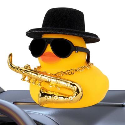 Rațe pentru mașină pentru bord Rață de mașină de cauciuc cu scârțâit Mini rață ornament pentru mașină cu colier instrument muzical Ochelari de soare Pălărie
