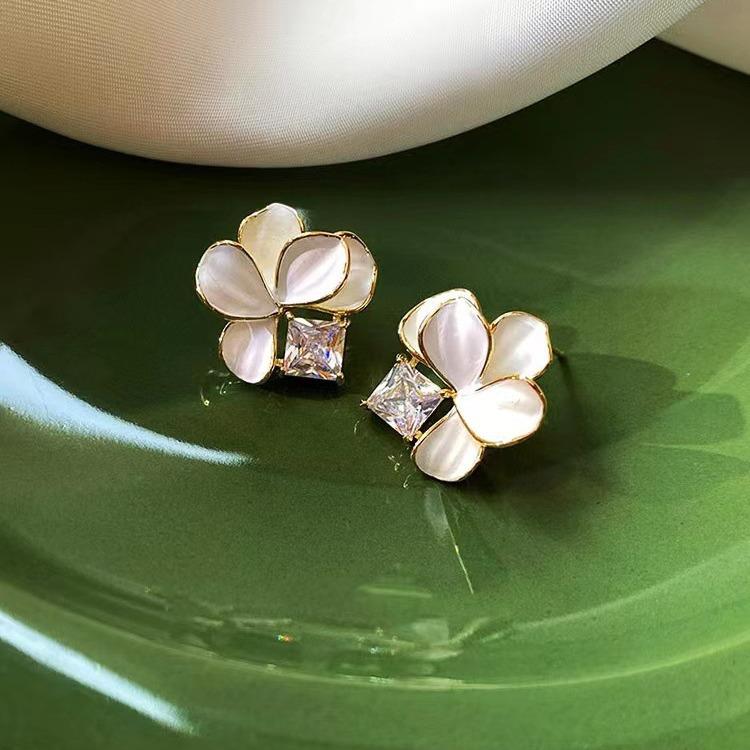 2023 Spring/Summer Elegant Korean Style White Drip Glaze Cubic Zirconia Flower Earrings