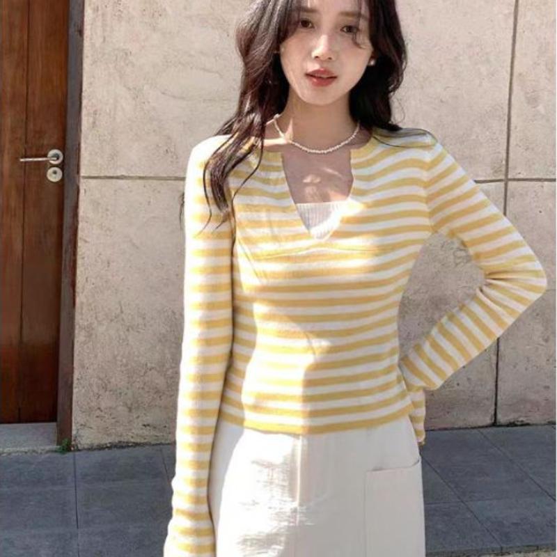 For The Beginning of Spring, Wear A Two-piece Knitted Sweater with A V-neck and Long-sleeved Top for Women