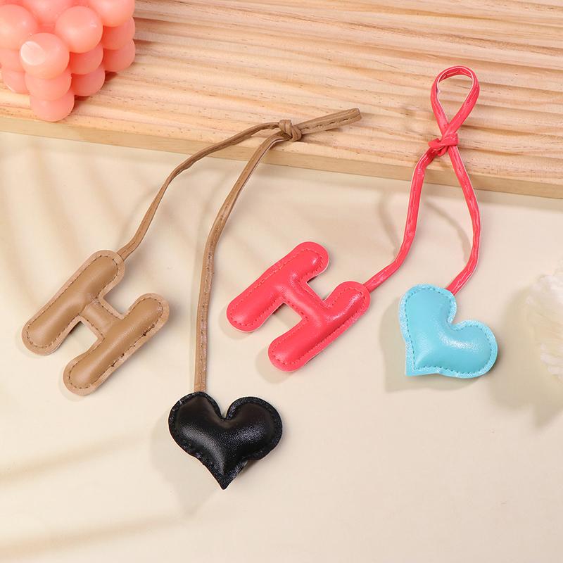 Leather Keychain Heart Letter Charm Pendant Keyring Fashion Simple All-Matching Bag Decoration Jewelry Accessories