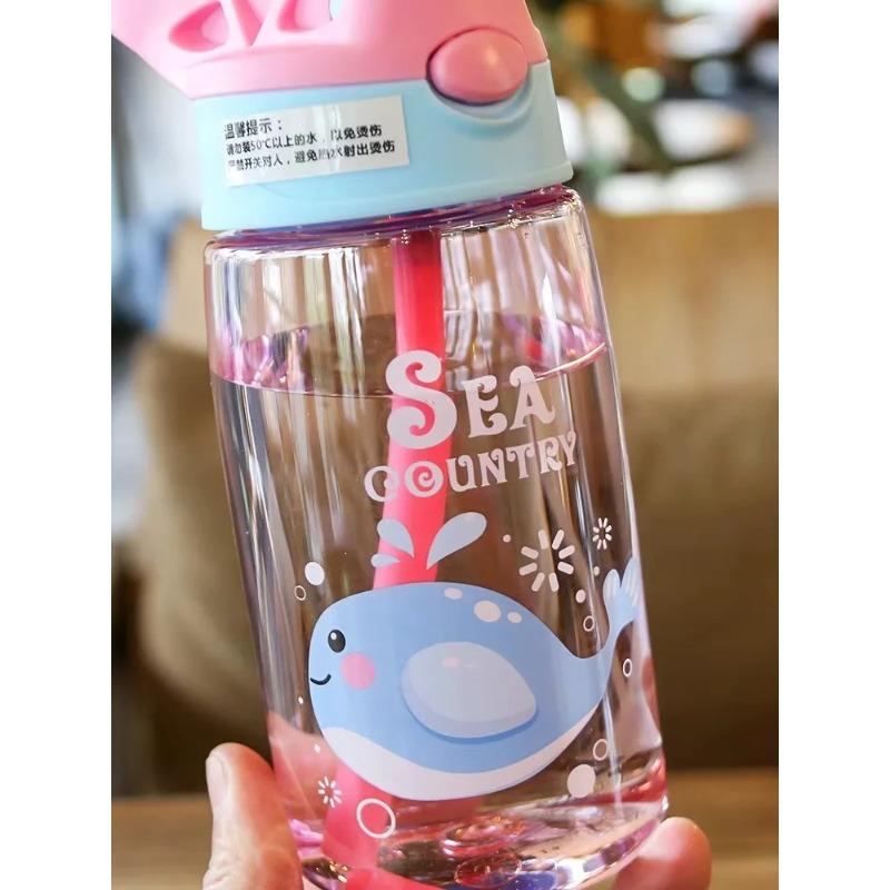 480ML Kinder Handheld Tragbar Cartoon Muster Wasser Auslaufschutz Becher Fütterbecher mit Strohhalmen Auslaufsicher Flasche Für Outdoor Sport Tragbarer Wasserbecher
