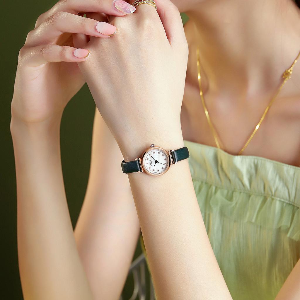 Light Luxury Small Plate With Diamonds, Fashionable And Exquisite Student Exam Explosive Belt Quartz Watch