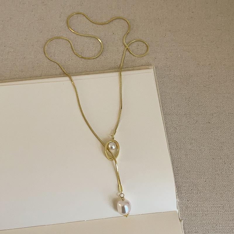 

High-Class Geometric Pearl & Gold Pendant Necklace with Silver Beads - Elegant Light Luxury Accessory for Women золотой