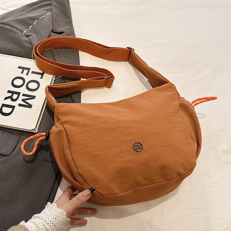 2025 new leisure sports messenger bag, the same travel bag for men and women, college students commuting to class, shoulder dumpling bag