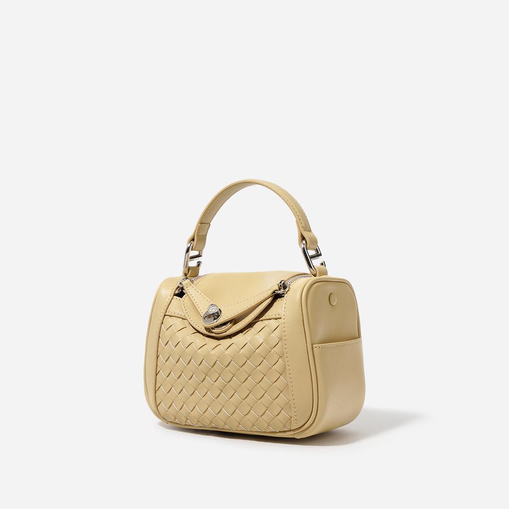 New Small and Exquisite Daily Woven Bag Soft Leather Fashionable and Simple Commuting Leather Premium Messenger Bag