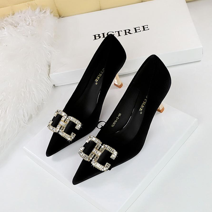 Bankett for kvinner med høye hæler semsket skinnoverflate med grunt munn, spiss metall perle rhinestone spenne enkeltsko