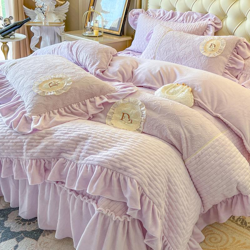 Geschnitztes Milchsamt 4-teiliges gemütliches Tagesdeckenset: Doppelseitige Fleecedecke, dicker gesteppter Bettrüsche für Herbst & Winter