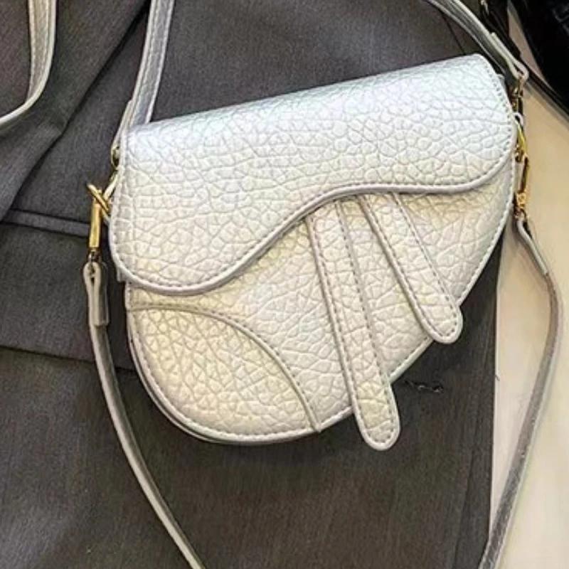 

Внутреннее отделение из полиуретана, седельная сумка, высококачественная магнитная застежка, женская сумка через плечо