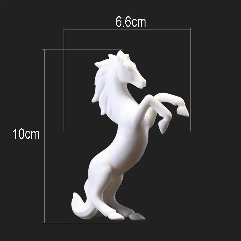 Керамическая статуэтка Белая фарфоровая лошадь Украшения Миниатюрные фигурки Статуэтка лошади Настольное украшение Современный дом Декор для дома