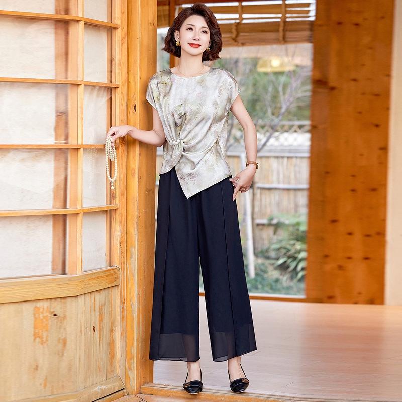 Stylish Summer Short Sleeve T-shirt Set for Mother's Day - Two-Piece Temperament Outfit for Middle-Aged & Elderly Women