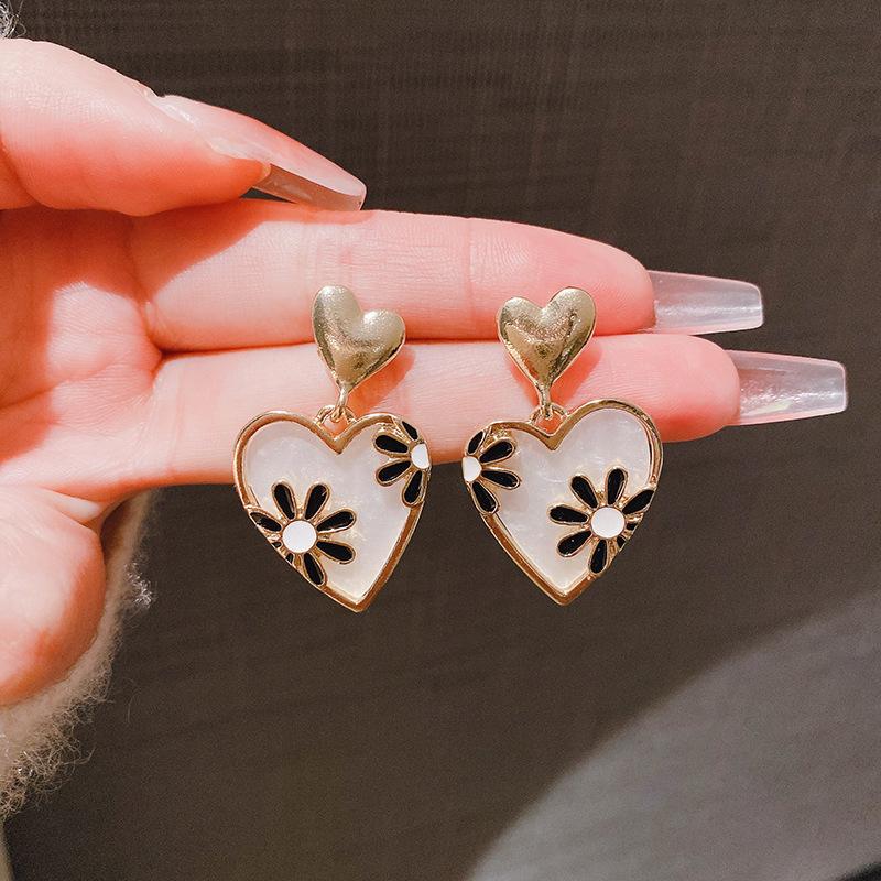 LATS Design Heart Shape Earrings for Women Niche Atmospheric Versatile Temperament Love Jewelry