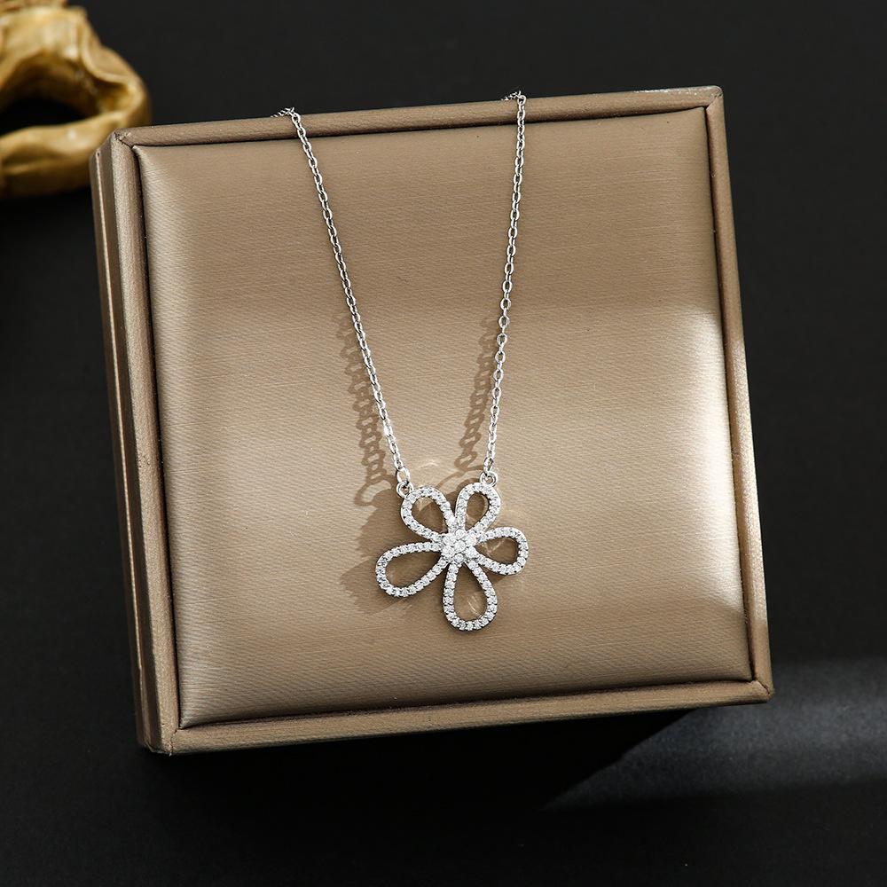 Elegant Korean Micro-Inlaid Titanium Necklace - Luxurious Women's Clavicle Chain, Non-Fading, Unique Minority Design.