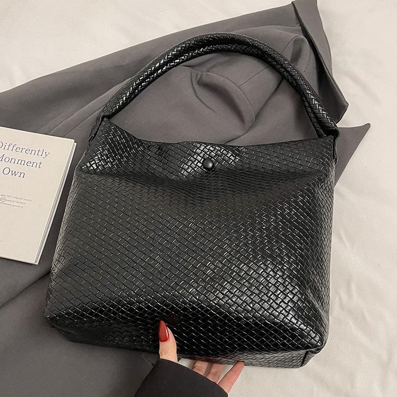 

Super hot woven bag women s 2026 new feeling one-shoulder armpit bag large-capacity commuter tote bag