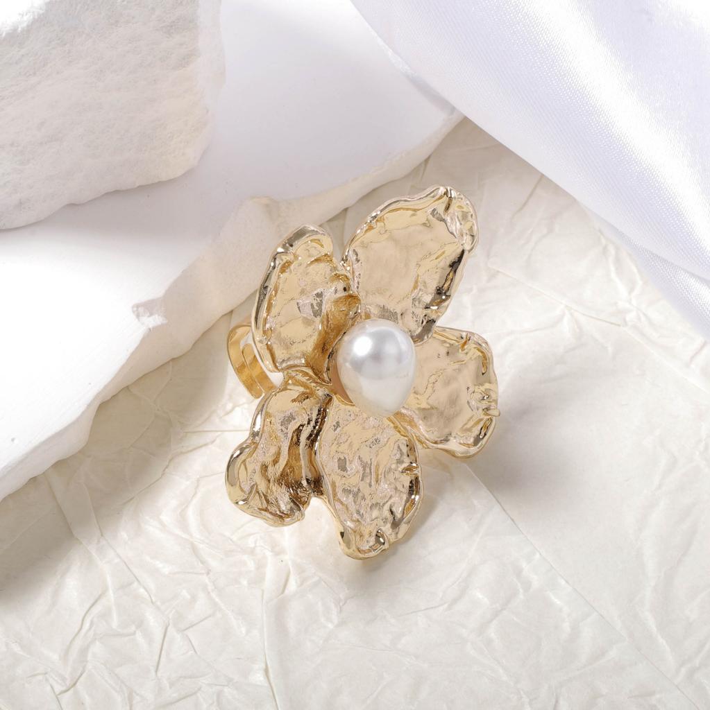 Simple, fashionable and retro alloy three-dimensional flower imitation pearl loose-fitting ring, ins cold style design sense for women