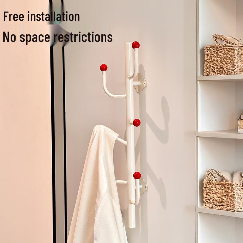 Nástěnný vertikální organizér na oblečení a klobouky.