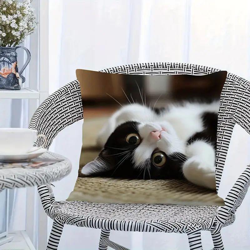 Ein Kissen mit erstaunlichen Aufklebern von niedlichen Katzen und Hunden