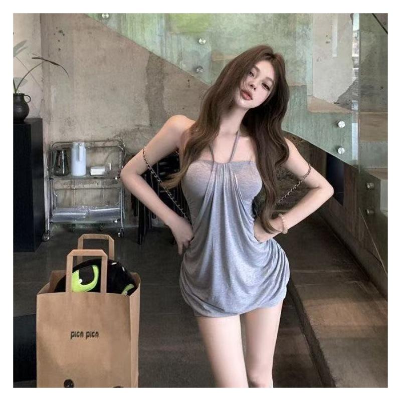 

Light luxury, high sense, pure desire, Spice Girl Maillard wears a slim tube top, neck and hip dress. S