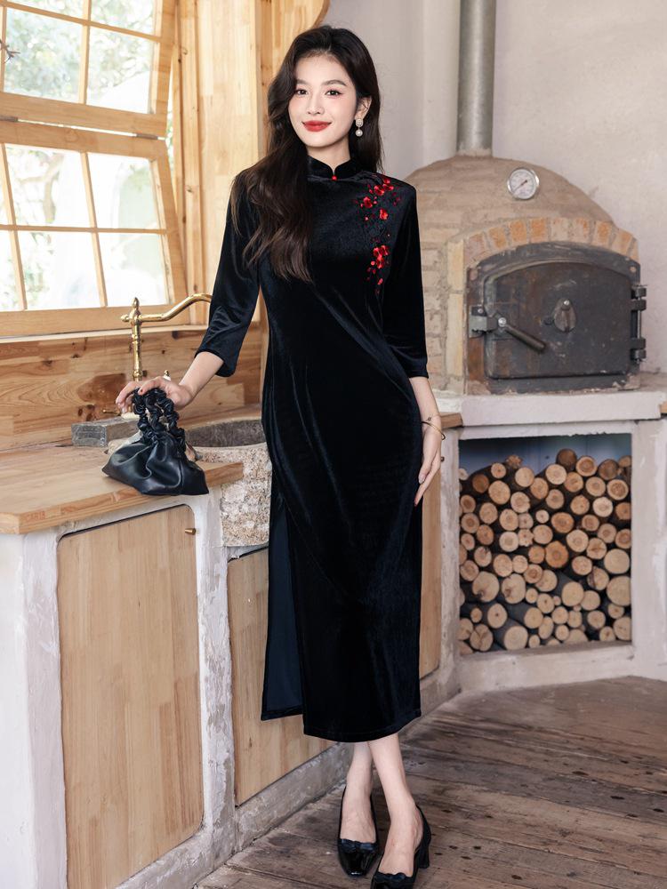 Bei Zhi Yun High-End Black Velvet Embroidered Long Sleeve Cheongsam – Winter 2025