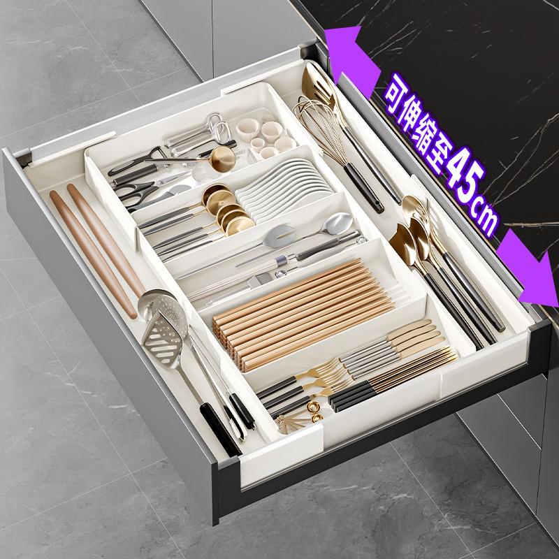 Wysuwany organizer do szuflady kuchennej na sztućce i przybory