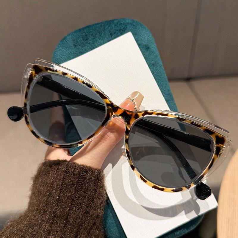 New Fashion Cat-Eye Gray Lenses Presbyopia Glasses for Women Classic Trendy Premium UV-Protective Eyewear with Plus Diopters 0 To +4.0