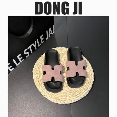 Im Frühling und Sommer 2025 sind die neuen glitzernden Zehentrenner in H-Form, modische Sandalen mit dicker Sohle, flache Plateausandalen mit offenen Zehen beliebt.