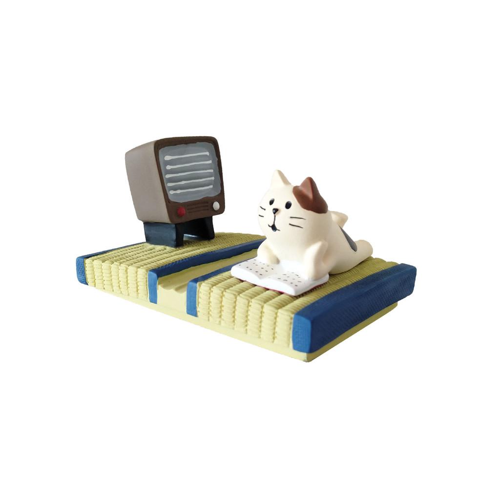 Tamamitsu Cat Resin Phone Stand With Artistic Design For Gift And Decor