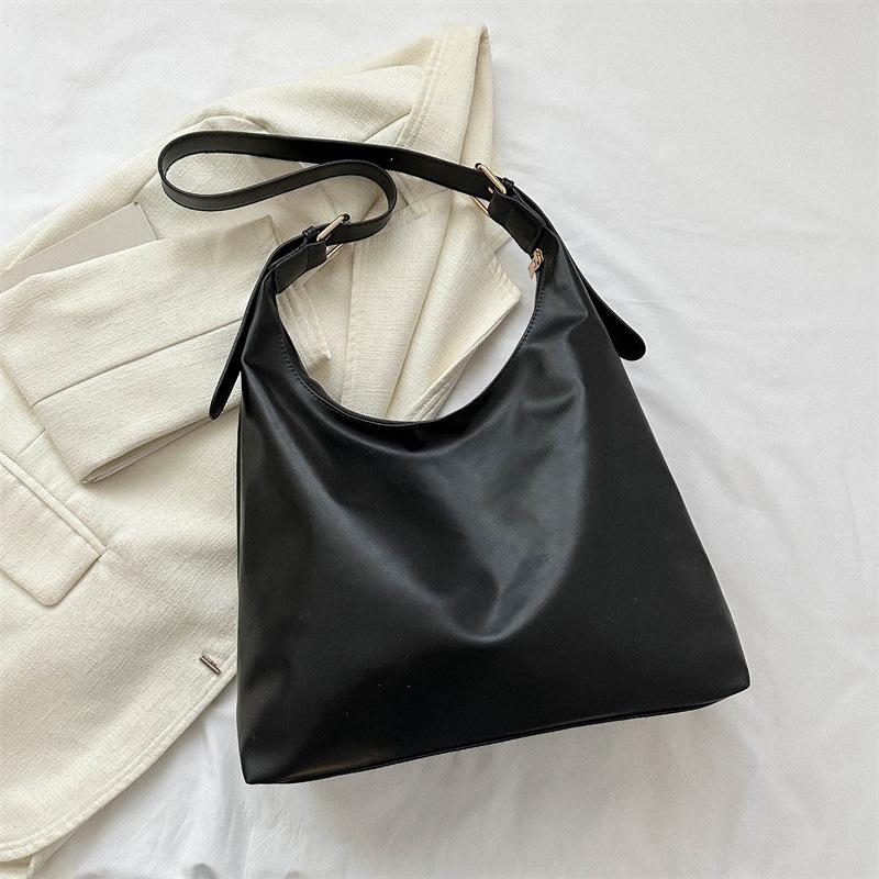 2025 winter new Korean version fashion shoulder bag trendy personalized messenger bag simple casual large capacity tote bag