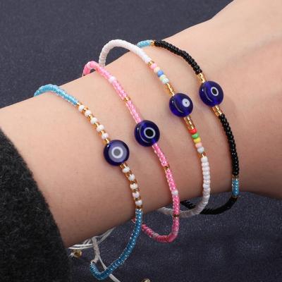 Ručně pletený náramek s korálkem Ďáblovo oko s designem skleněné niky