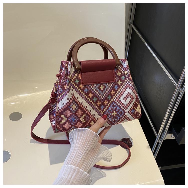 

2025 Этнический стиль Маленькая квадратная сумка через плечо: Универсальный и Модный Женский Аксессуар красный