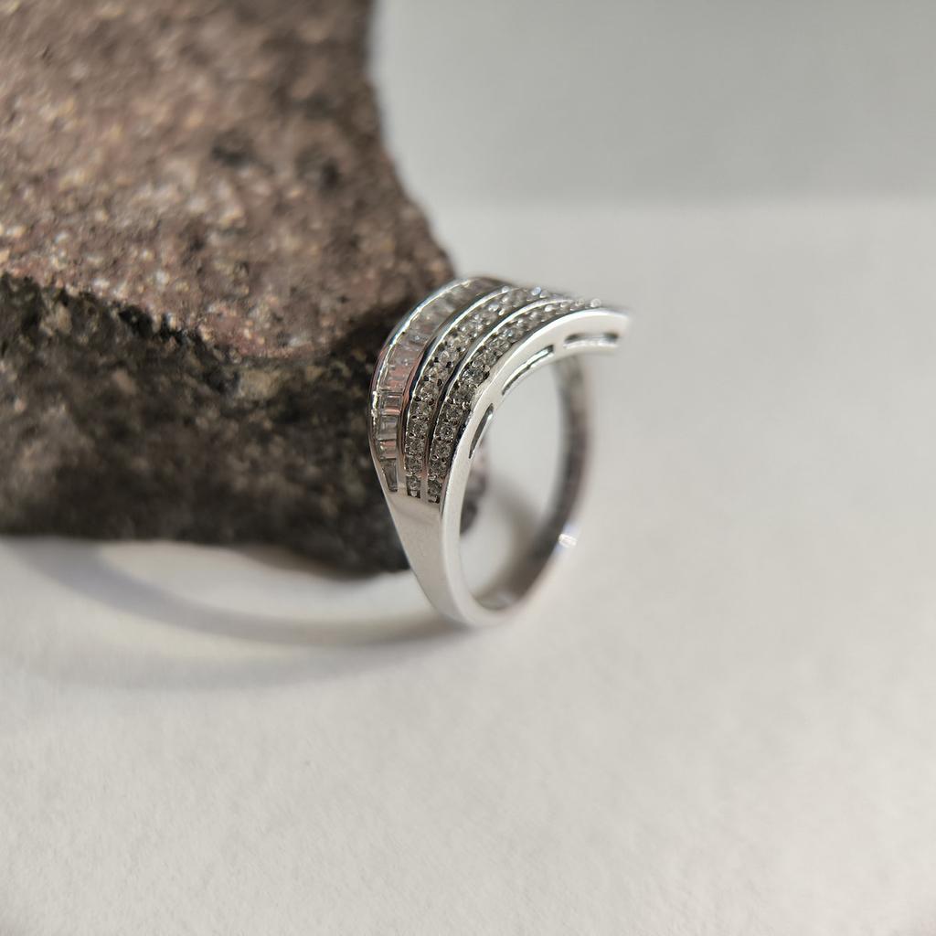 Серебряное кольцо с фианитами, вес изделия 4,18 гр (2207658)
