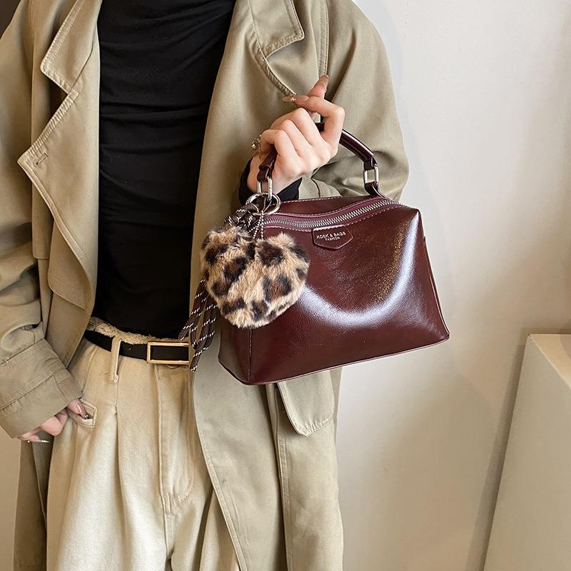 Retro Fashion Women's Bags, New Autumn and Winter Handbags, High-end Textured Commuter Messenger Bags