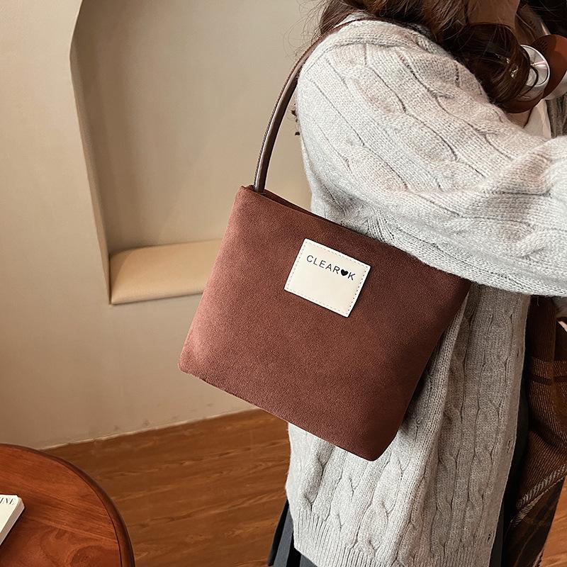 2025 new niche design pearl fashionable shoulder handbag women's messenger bag small square bucket bag