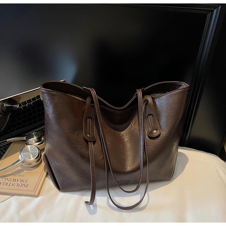 

Модная и ретро-сумка большой вместимости женская 2025 новая осенне-зимняя популярная сумка на одно плечо сумка-тоут для поездок