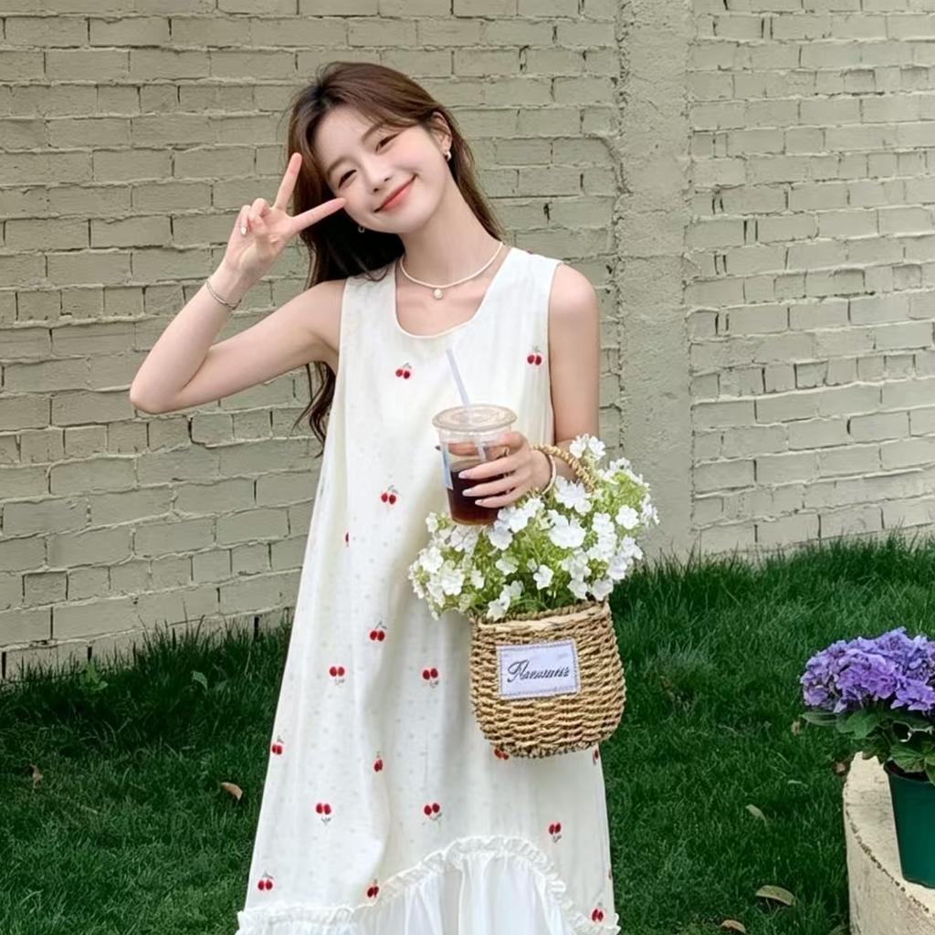 Sanya Seaside Vacation Style V-neck Pleated Design Sense Niche White Light Luxury Temperament Waist Sleeveless Neck Long Skirt