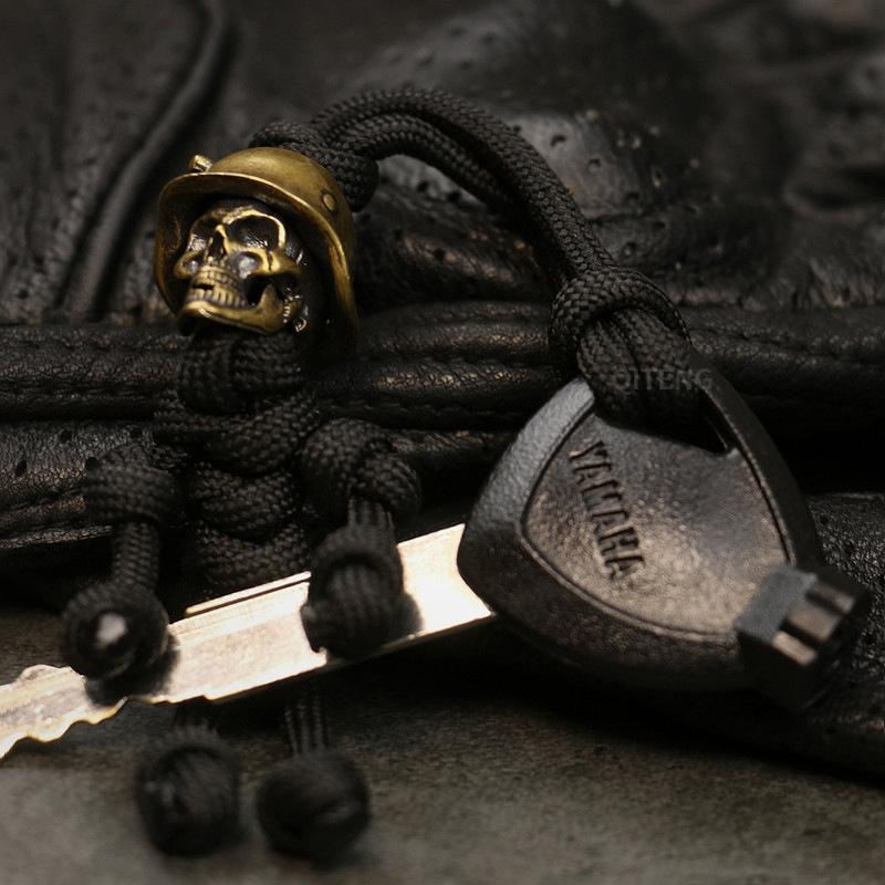 1 pièce Porte-clés Tête de Mort Pendentif Casque de Moto Biker Corde Tressée Paracorde Ami Sac Accrocher Sac à Dos Poupée Jouet