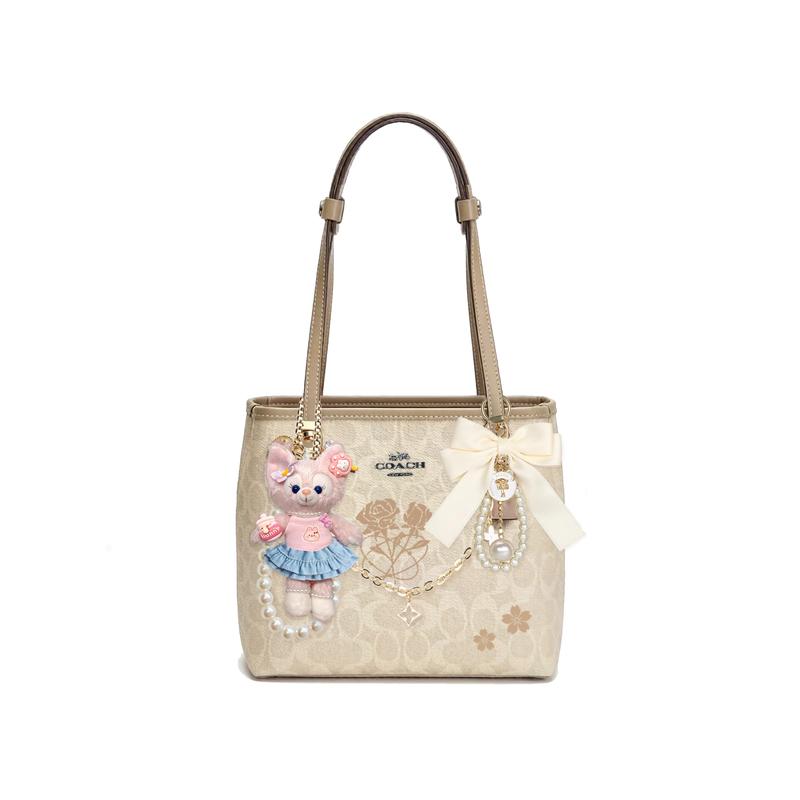 

COACH shoulder bag [Customized bag] City 23 classic presbyopic metal logo, printing, bow, doll pendant, four-leaf clover chain Morning mist basic set золотий