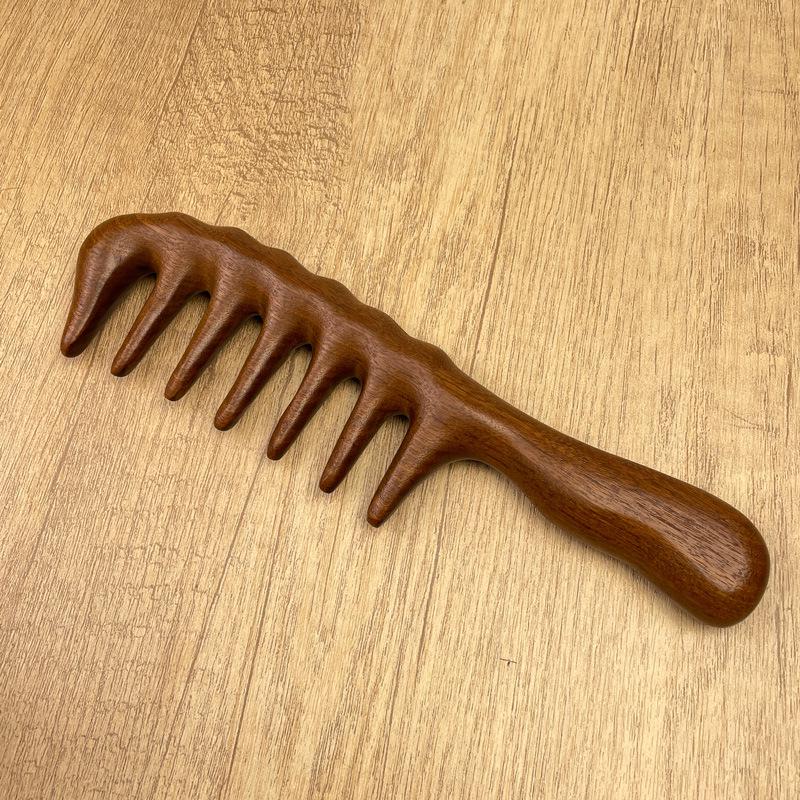 

Гребень массажный с широкими зубьями из золотого сандала и черного дерева для кудрявых волос с гравированным логотипом в подарочной коробке